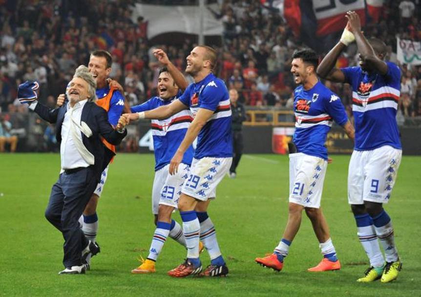 La Genova blucerchiata festeggia sugli spalti, Ferrero guida la squadra nelle celebrazioni in campo (Ansa)